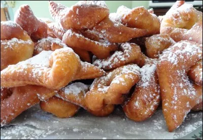 Lequel de ces termes désigne un genre de beignets du Sud-Ouest ?