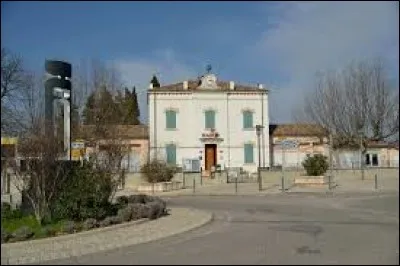 Cette balade dominicale commence en Auvergne-Rhône-Alpes, à Charols. Village de l'agglomération de Montélimar, elle se situe dans le département ...