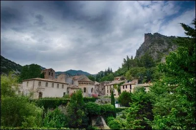 Dans l'Hérault, à quoi Saint-Guilhem-le-Désert doit-il son nom ?