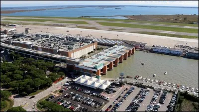 Dans quelle ville atterrissez-vous à l'aéroport Marco Polo ?