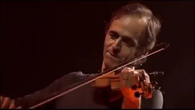 Complétez ces paroles de ''Tournent les violons'' Jean-Jacques Goldman : 

''Grande fête aux rameaux et -------- a seize ans 
Servante en ce château comme sa mère avant 
Elle porte les plateaux lourds à ses mains d'enfant''