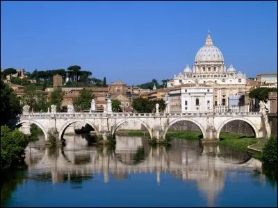 Cette ville italienne, "La ville éternelle", traversée par le Tibre, c'est :