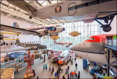 On le trouve à Washington, district de Columbia : il fait partie de la Smithsonian. Érigé en 1946, son premier objet de collection majeur a été le biplan des frères Wright, celui qui fit le premier vol en 1903.
C'est un musée animé avec plein de matériels éducatifs : on peut y toucher le sol lunaire et voir le Space Shuttle ou le Spirit of St-Louis, un X-15, le premier jet Messerschmitt.