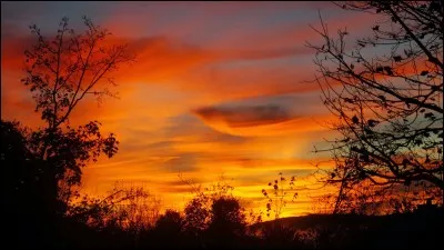 Quelle est la couleur d'un ciel d'été sans nuages ?