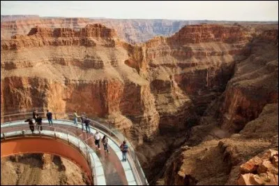 On en dit que c'est la plus haute (700 m) structure faite à la main : on s'accorde qu'il faut avoir le cur bien accroché pour se promener au-dessus des précipices sur cette passerelle de verre. Le chemin est long avant d'atteindre le Colorado, vu du dessus.
Cette passerelle en forme de fer à cheval emmène les visiteurs à une distance de 21 m de la paroi :