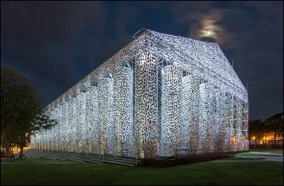 Ce bâtiment ressemblant au Parthénon, dénommé The Parthenon of books, est composé d'une structure d'acier et de... livres ensachés. Oeuvre de La Documenta, exposition d'art contemporain se tenant tous les 5 ans, où est-il situé ?