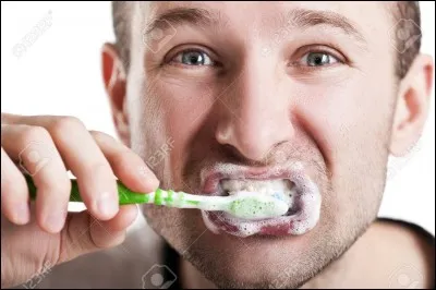 Ta sur doit se laver car elle a un rendez-vous très important, mais elle ne peut pas le faire car tu es dans la salle de bain en train de te brosser les dents. Que fais-tu ?