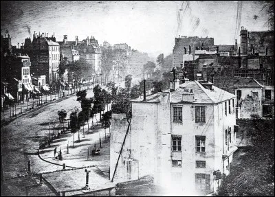 Ce cireur de souliers de 1839, n'avait aucune idée de la place qu'il occuperait dans l'histoire de la photo. Mais grâce à cet inventeur, c'est la première trace d'une activité humaine imprimée sur une plaque : il devait laisser l'objectif fixe durant des minutes et ce qui se passait trop vite, ne s'imprimait pas. Il a probablement fait plus que quiconque pour démontrer les possibilités de cet art.