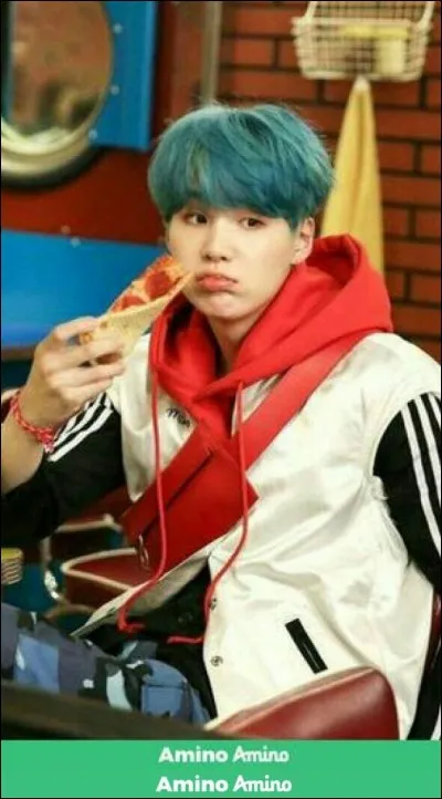 Quel est le nom complet de Suga ?