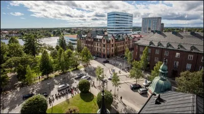 Cette ville située dans le nord de la Suède, sur la côte du golfe de Botnie, plus grande ville - avec 80 000 habitants - de toute la moitié nord du pays, c'est :