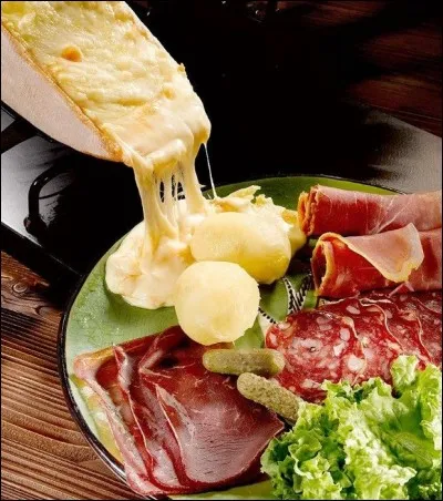 Quel est ce plat de fromage fondu versé sur des pommes de terre et de la charcuterie variée, dont la viande des grisons ?