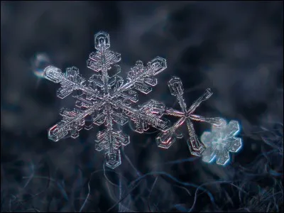 On dit qu'il n'y a pas deux flocons de neige identiques mais ils ont pourtant tous la même formule chimique. Quelle est cette formule ?