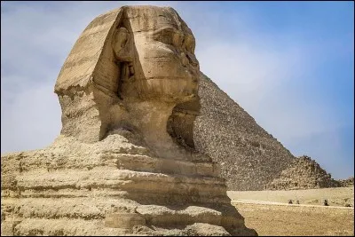 Quelle partie du visage manque-t-il au Sphinx ?