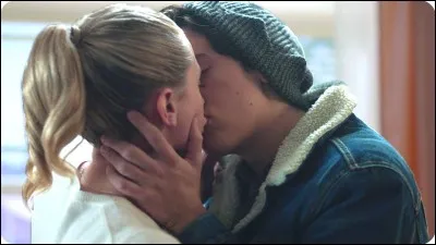 Dans quel épisode a lieu le premier baiser de Bughead ?