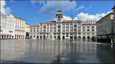 Cette ville portuaire italienne, située au pied des Alpes dinariques sur la mer Adriatique, débouché maritime de l'Empire austro-hongrois avant son rattachement à l'Italie, c'est :