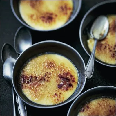 Quelle crème proche de la crème brûlée est parfumée au citron et à la cannelle ?