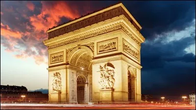 S'y trouve l'Arc de Triomphe.