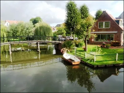 Commençons en chanson. Selon Jacques Brel, dans le port de quelle ville y a-t-il des marins qui chantent ?