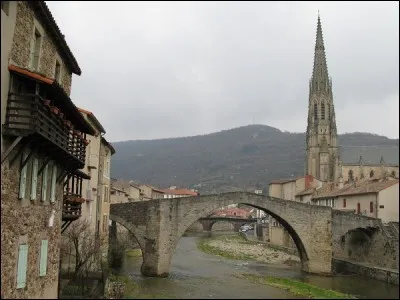 Cette ville de l'Aveyron, traversée par la Sorgues qu'enjambe un pont du XIVe siècle, c'est :