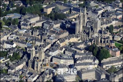 Cette ville, siège d'évêché, est devenue chef-lieu de la Manche entre 1794 et 1796, puis à nouveau entre 1944 et 1975. C'est :