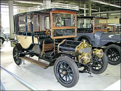 Le cheval voyageur vous demande si "Minerva" est vraiment une marque de voiture russe.