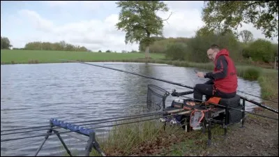 En plus de la canne à pêche, du fil et du flotteur, quel est le matériel de base pour pêcher au coup ?