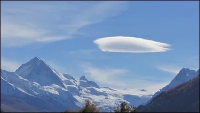 Un nuage lenticulaire se forme souvent au-dessus...