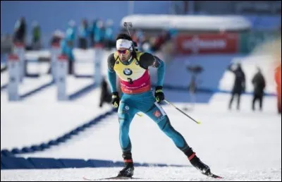 Quelle épreuve combine le ski de fond et le tir à la carabine ?