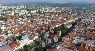 Cette ville d'Europe centrale, appelée Kaschau en allemand, Kassa en hongrois, deuxième ville de Slovaquie, située dans l'est du pays, c'est :