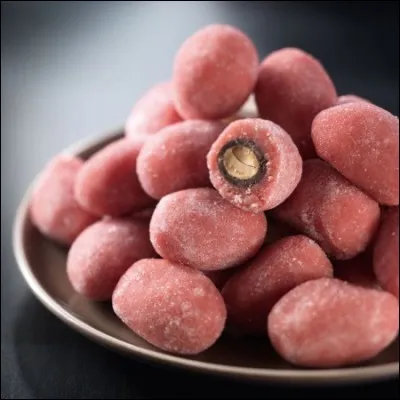 Friandises de Pau enveloppées de pâte d'amande rose, ce sont :