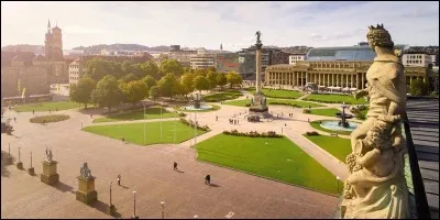 Cette ville allemande, capitale du Land de Bade-Wurtemberg, ancienne ville ducale, l'une des capitales de l'automobile allemande, c'est :