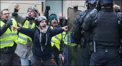 Les gilets jaunes ont mis du fracas au quais sur les bords de Seine et bien vite les flics ont tranchés !