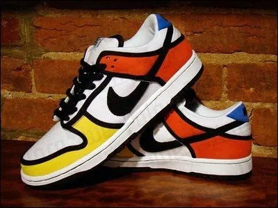 Cette paire de baskets aurait pu être banale si elle n'était dessinée et colorée à la façon d'un artiste célèbre, lequel ?