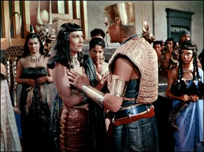 Quel pharaon, incarné par Jack Hawkins, fait édifier son tombeau dans le film "la Terre des Pharaons" ?