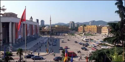 Cette ville des Balkans, capitale de l'Albanie, c'est :