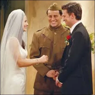 Lors de la réception du mariage, que découvre Chandler au sujet de Joey ?