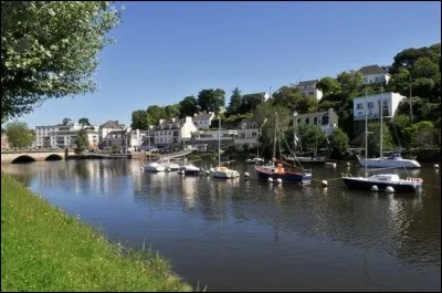 Le Blavet, fleuve côtier long de 160 km, coule ...