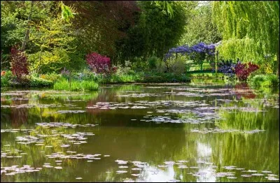 On trouve ici des paysages du Vexin bossu qui sont très ondulés entre les vallons secs affluents de l'Epte. C'est dans cette ambiance que Claude Monet a fait de célèbres oeuvres. On peut maintenant visiter la maison et les jardins de l'artiste.
Il vous faut situer l'endroit :