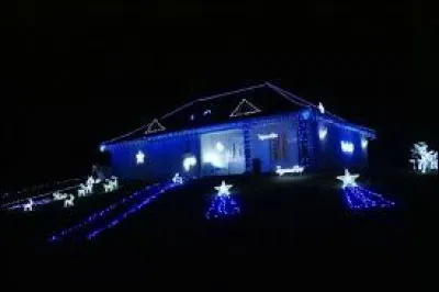 Le point de départ de cette balade de Noël se fait devant cette maison illuminée de Domérat. Ville auvergnate, dans l'agglomération de Montluçon, elle se situe dans le département ...