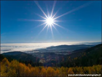 En réalité, la lumière du soleil est ____.