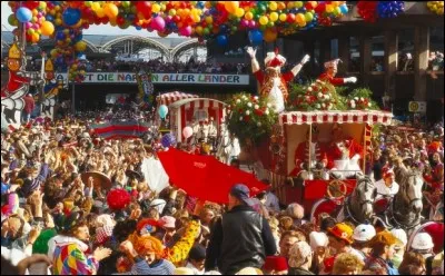 Le coup d'envoi du carnaval rhénan est donné par une foule de réunions et de bals costumés qui préparent le jour J : fanfares et gaieté augmentent à son approche et atteignent leur paroxysme lors du défilé des roses qui se déroule le lundi gras. Au passage des parades, on lance l'un des cris de carnaval : "Alaaf" en espérant recevoir une pluie de caramels et de sucreries.
Nommez ce carnaval :