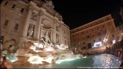 Une blonde poitrinaire s'ébat spectaculairement dans les eaux d'une fameuse fontaine, sous le regard intéressé tout autant que concupiscent d'un bellâtre transalpin.
Il s'agit du film :