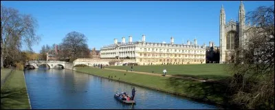 Cette ville anglaise, située à 100 km au nord de Londres, célèbre pour son université de renommée mondiale, c'est :