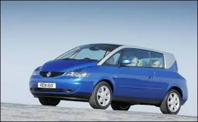 Quelle est la marque de cette voiture sortie dans les années 2000 ?