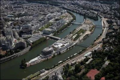 Sur son île chantait Renault. Où ça ?