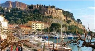 Pour commencer cette balade du week-end, je vous emmène à la découverte de Cassis. Station balnéaire azuréenne, elle se situe dans le département ...