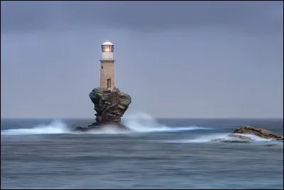 S'élevant d'une colonne de pierres façonnée par les intempéries, des milliers d'années d'érosion naturelle pour devenir le socle idéal pour cet unique phare côtier de Tourlitis. Le premier phare de 1897, a été détruit pendant la Seconde Guerre mondiale. 
Quel est le nom de cette réplique qui est devenue le premier phare automatisé de ce pays ?