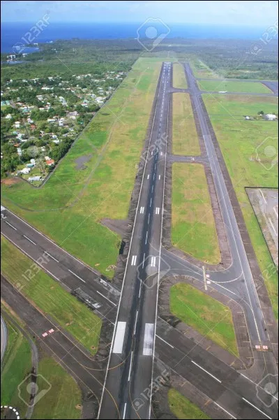 A - C'est là où atterrissent et décollent les avions.