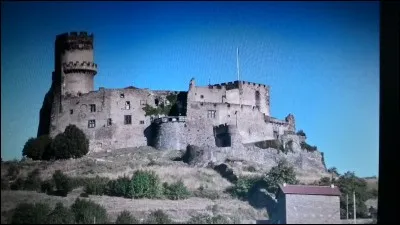 Où se trouve le château de Tournoël ?