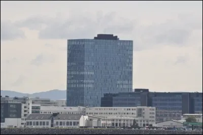 Quelle est la taille de la tour Smáratorg, le plus haut bâtiment d'Islande ?